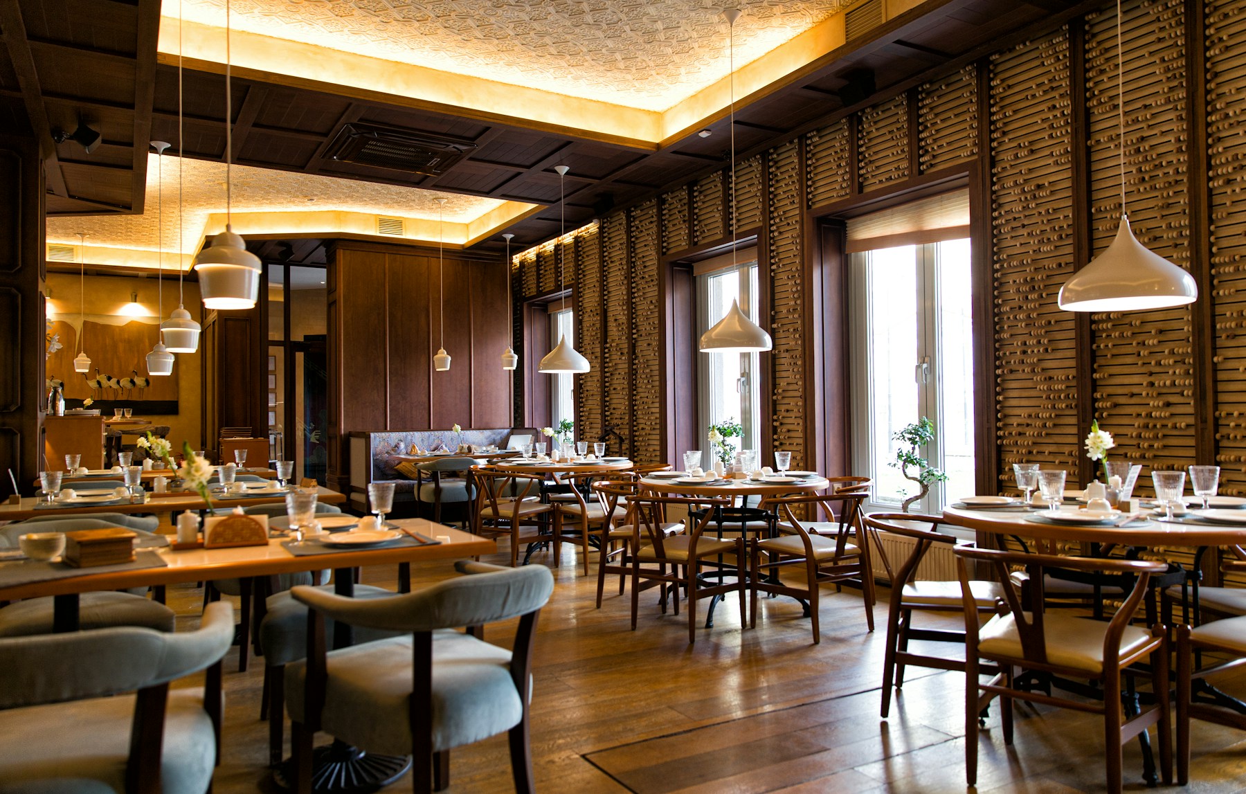 Warm, inviting restaurant dining room
